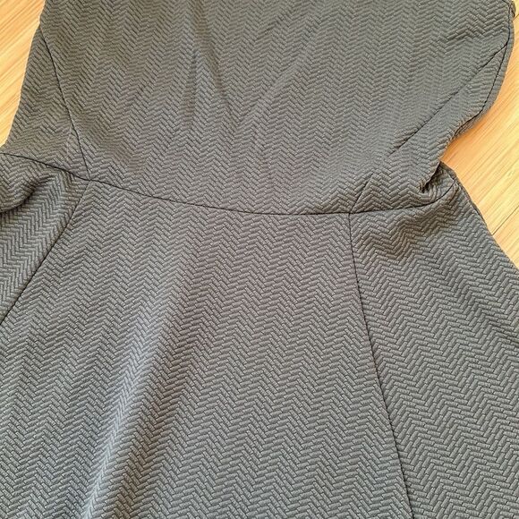 NWOT-H&M DIVIDED OLIVE FLARE DRESS - Picture 4 of 6